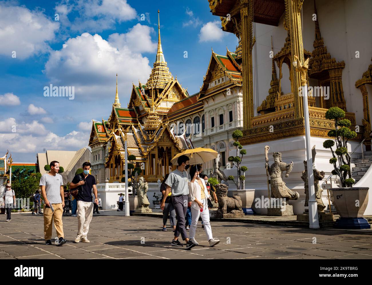 Les touristes se promornent dans les jardins du Grand Palais à Bangkok, en Thaïlande. Banque D'Images