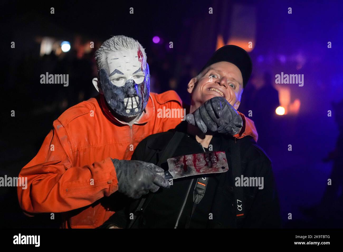 Potsdam, Allemagne. 29th septembre 2022. Hannibal Lecter pose avec le photographe Jason à l'événement Horror Nights 2022 à Filmpark Babelsberg. Credit: Gerald Matzka/dpa/ZB/dpa/Alay Live News Banque D'Images