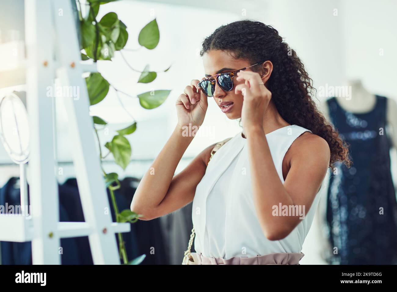 Modernisant sa garde-robe avec de nouvelles nuances. une jeune femme  attirante sur une frénésie de shopping dans une boutique Photo Stock - Alamy