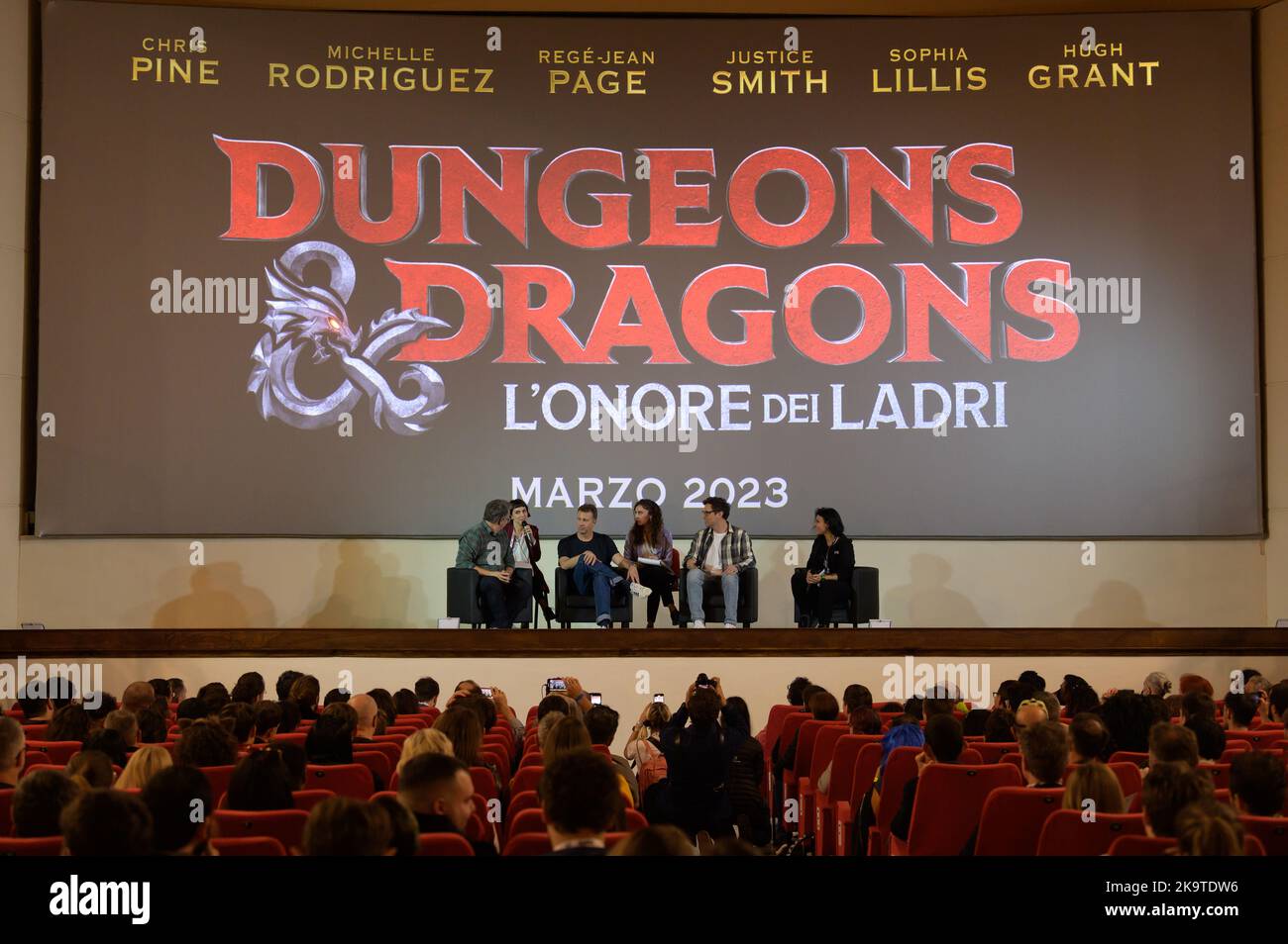 Lucca, Italie. 29th octobre 2022. Lucca, Italie - 29 octobre 2022: Aperçu du film donjons et dragons l'honneur des voleurs à Lucca Comics and Games 2022, dans les réalisateurs de photos Jonathan Goldstein, John Francis Daley, et le producteur Jeremy Latcham. Crédit: Stefano Dalle Luche/Alamy Live News Banque D'Images