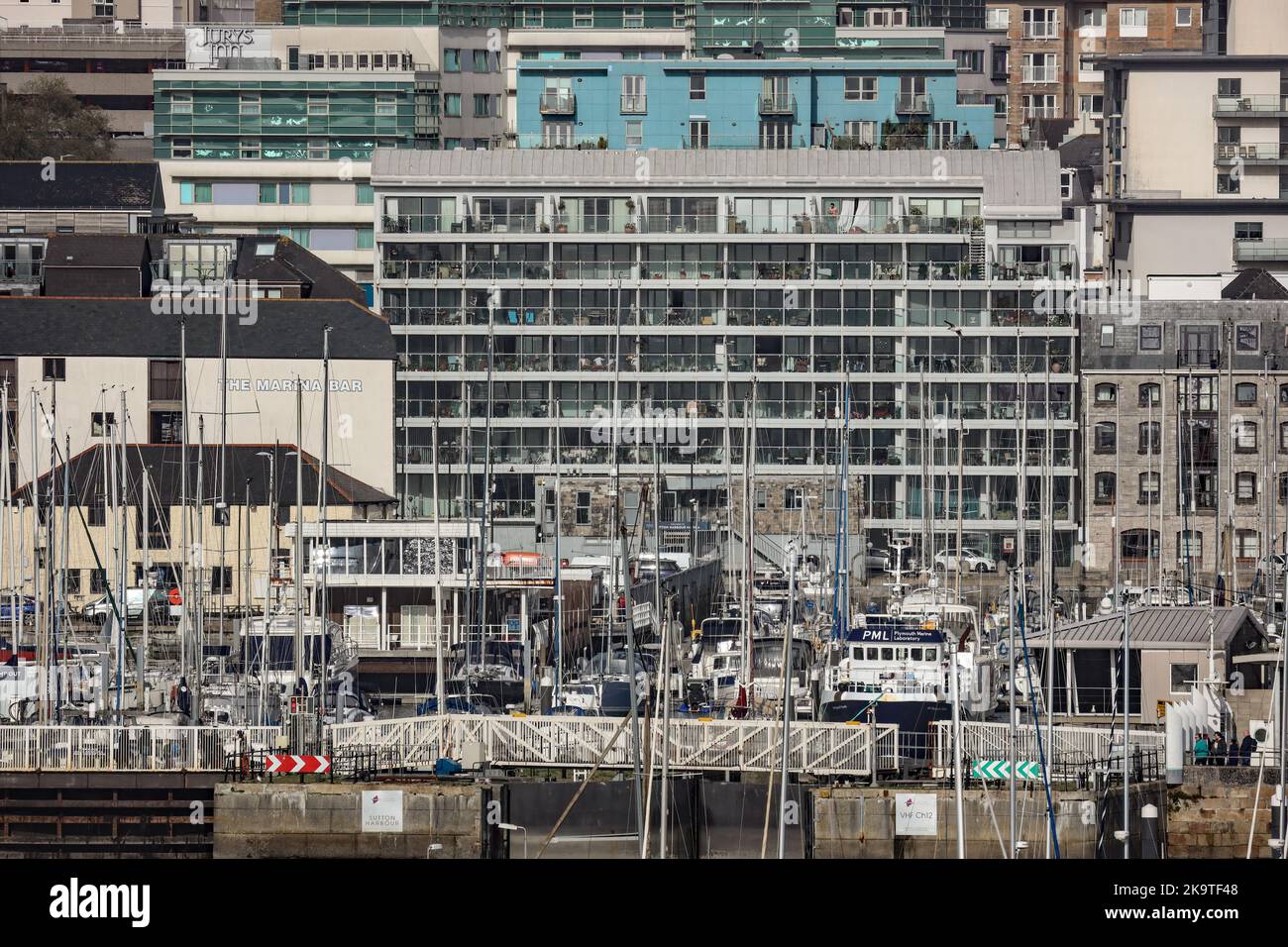 Bateaux et logements à Sutton Harbour Plymouth. Un téléobjectif offre une image très graphique Banque D'Images