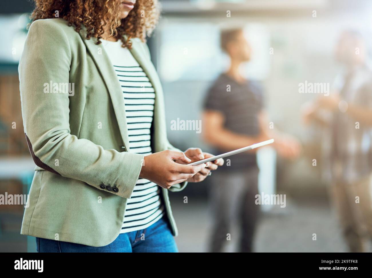 Exploitation de l'entreprise sur un système sans fil. Gros plan d'un concepteur méconnaissable utilisant une tablette numérique dans un bureau. Banque D'Images