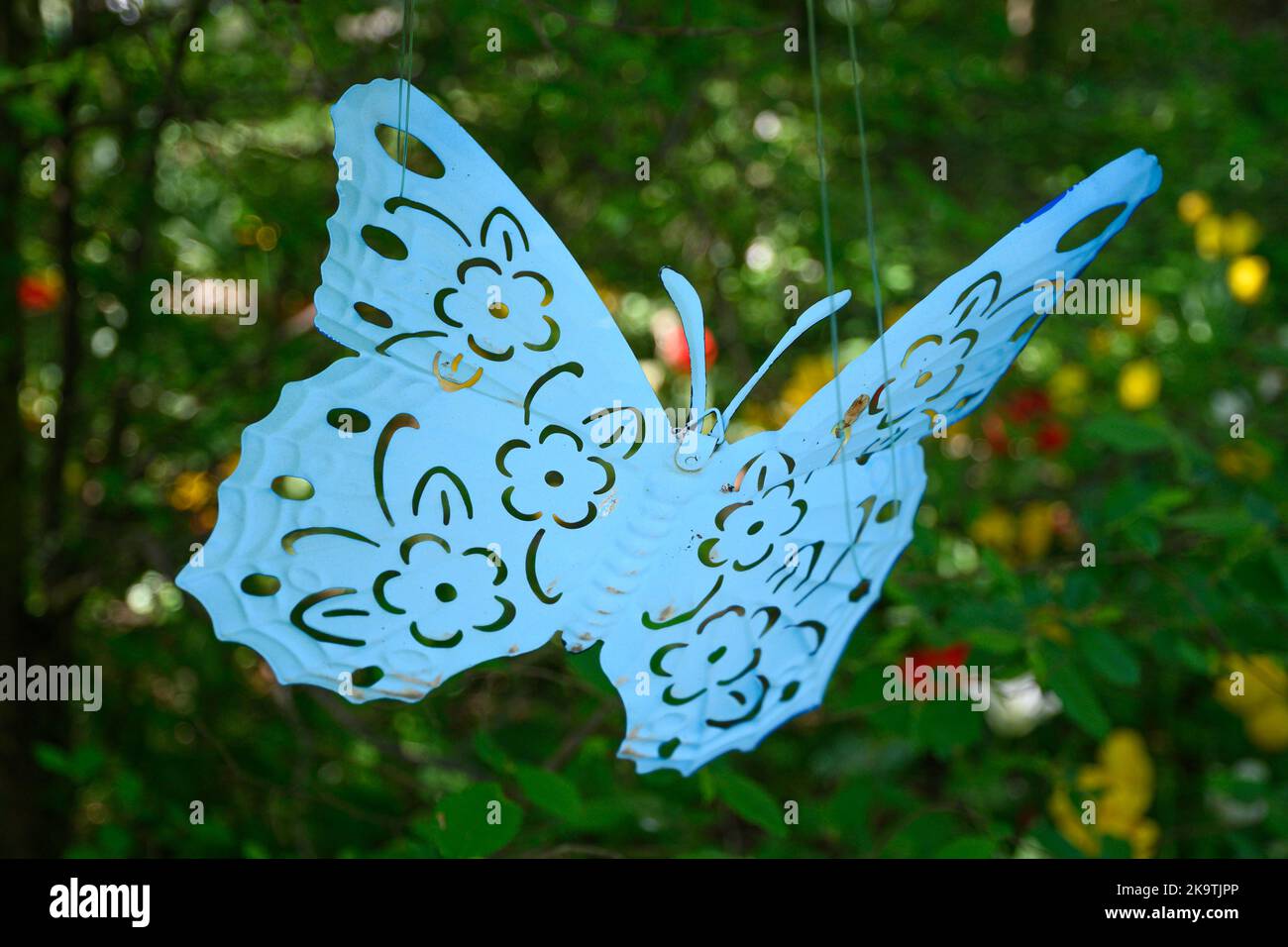 Des papillons métalliques décorent un jardin italien privé. Banque D'Images