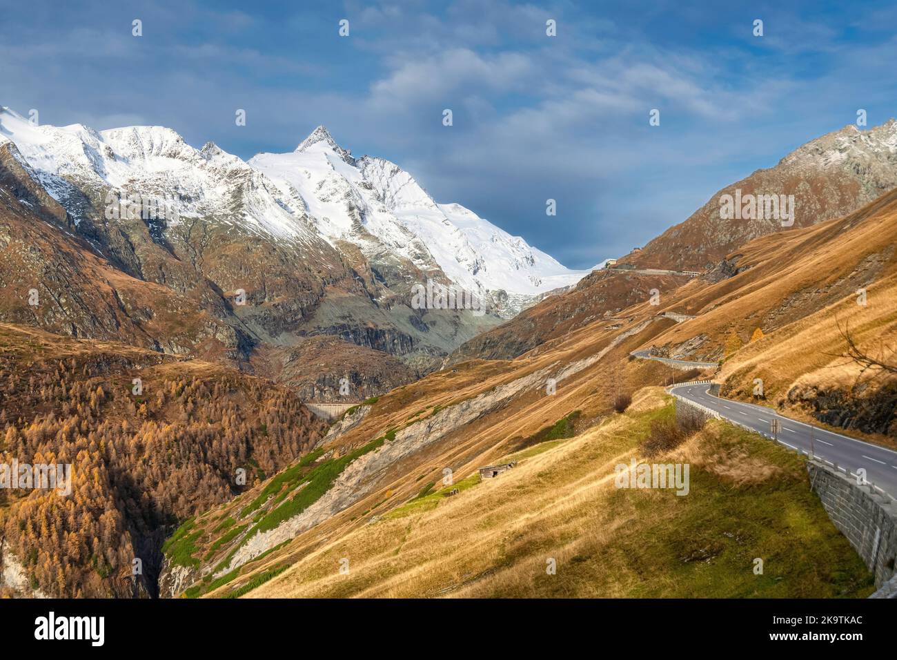Vue à couper le souffle sur le sommet de Grossglockner, avec la route alpine de Grossglockner, mélèze jaune brillant Banque D'Images