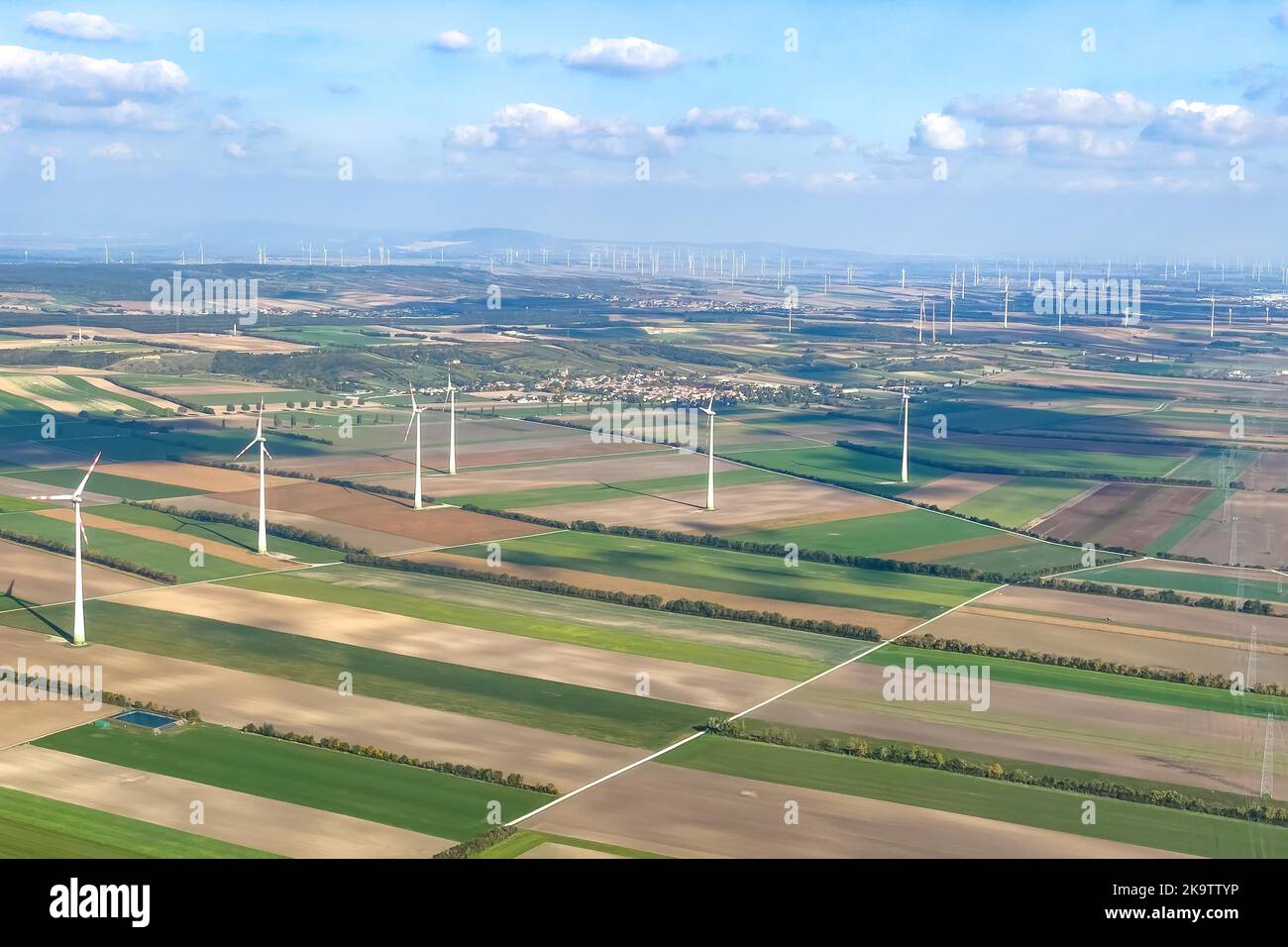 Vue aérienne des éoliennes sur les terres agricoles en arrière-plan un grand nombre d'éoliennes, Basse-Autriche, Autriche Banque D'Images