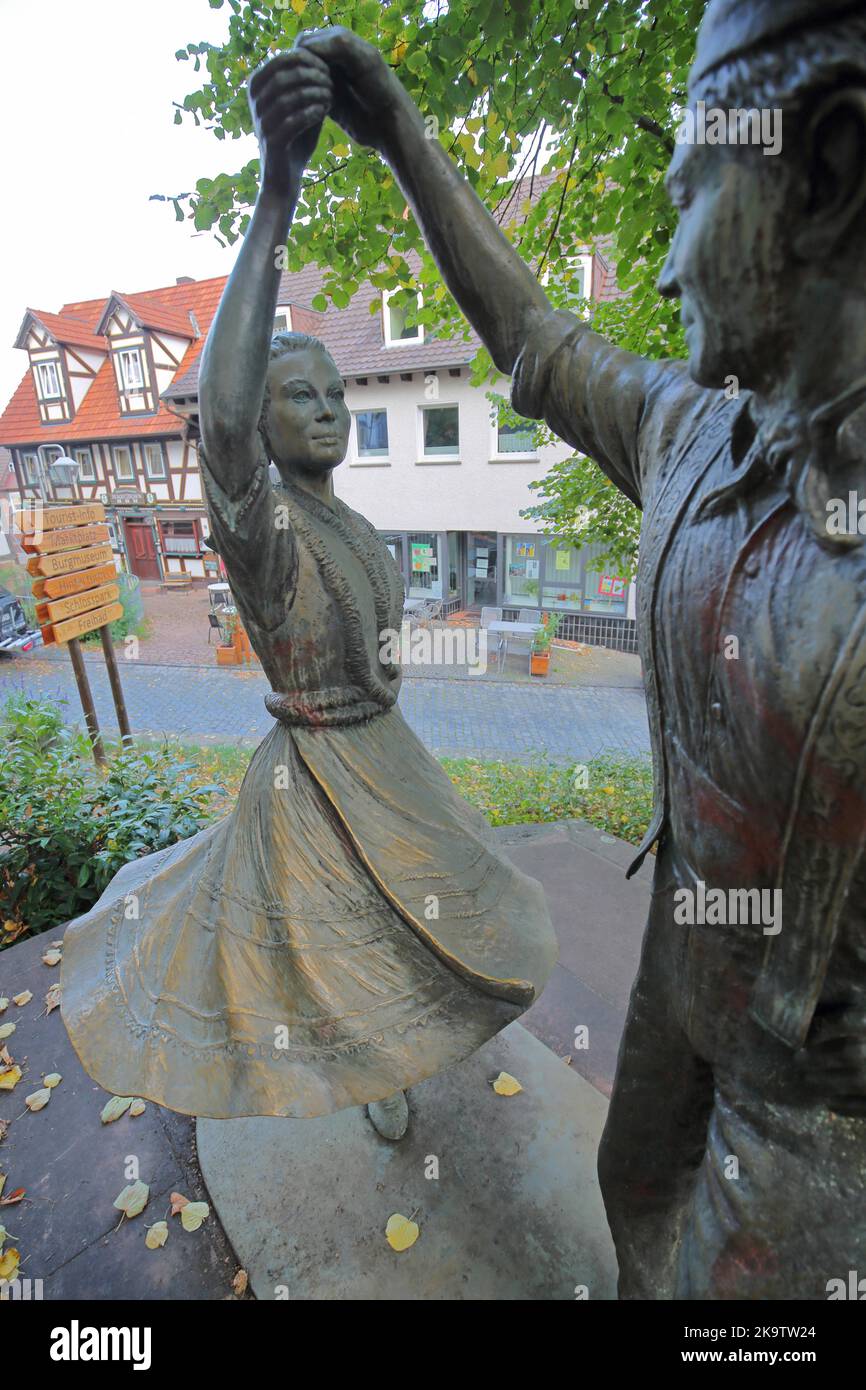 Sculpture et monument pour le festival traditionnel de costume, figures, couple dansant, costume traditionnel, historique, Schlitz Banque D'Images