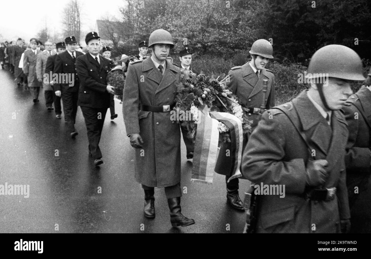 Une réunion des associations traditionnelles des Waffen-SS pour honorer leur mort de la Division SS Nord de 6th le 14. 11. 1971 à Hunrueck a été Banque D'Images