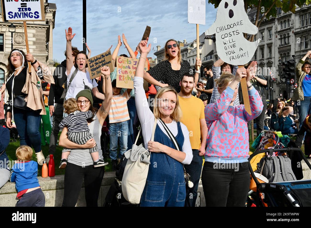 Mars des momies, une manifestation pour exiger une meilleure garde d'enfants, un congé parental et des policies de travail flexibles. Parliament Square, Westminster, Londres. ROYAUME-UNI Banque D'Images