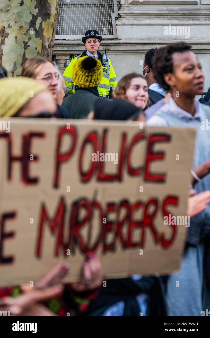 Londres, Royaume-Uni. 29th octobre 2022. Protestation contre la police devant Downing Street appelant à la justice après la fusillade de Chris Kaba. Crédit : Guy Bell/Alay Live News Banque D'Images