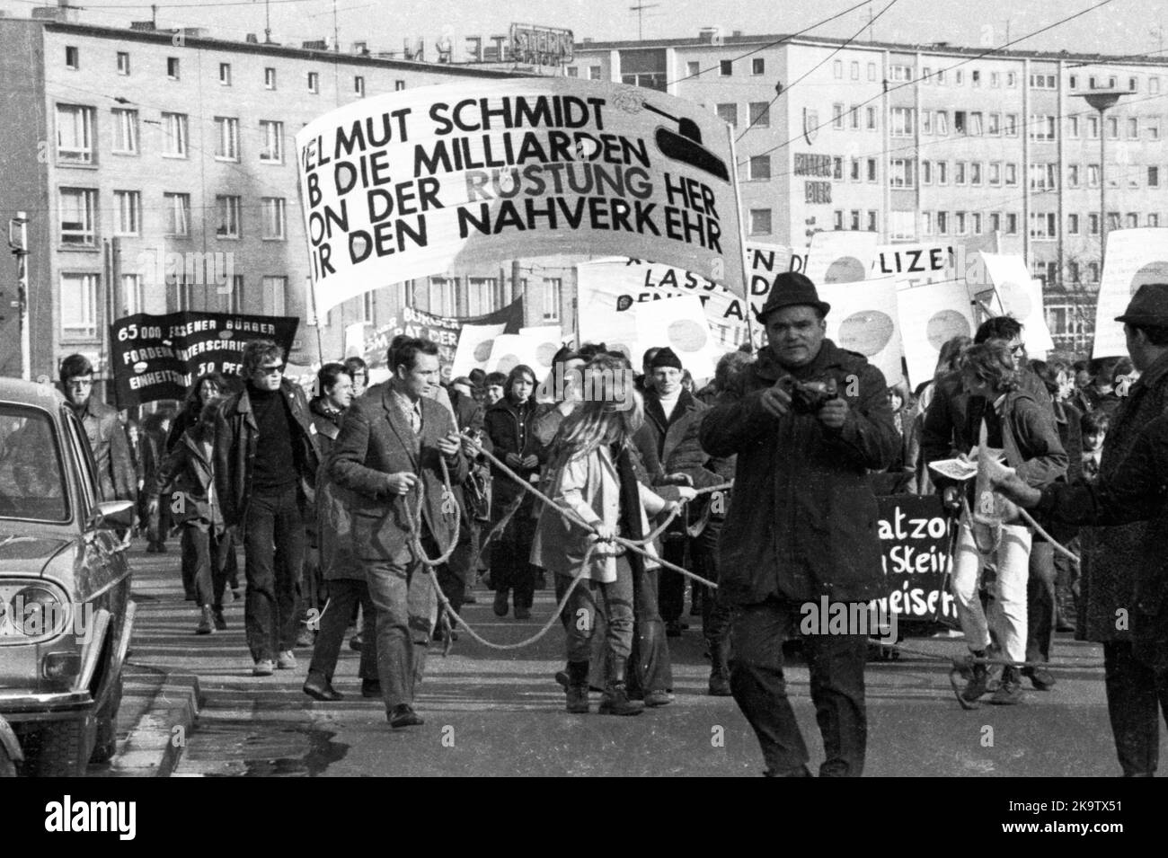 Environ 5000 personnes, pour la plupart des élèves et des étudiants, sont venues à Essen le 5 février 1972 pour manifester contre l'augmentation des tarifs. Une grande police Banque D'Images