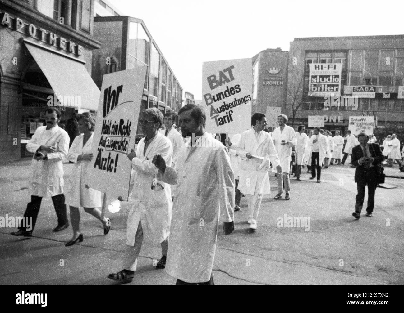 Les médecins hospitaliers ont manifesté à Dortmund pour des salaires plus élevés et contre la surcharge de temps dans le service le 23 septembre 1971 Banque D'Images