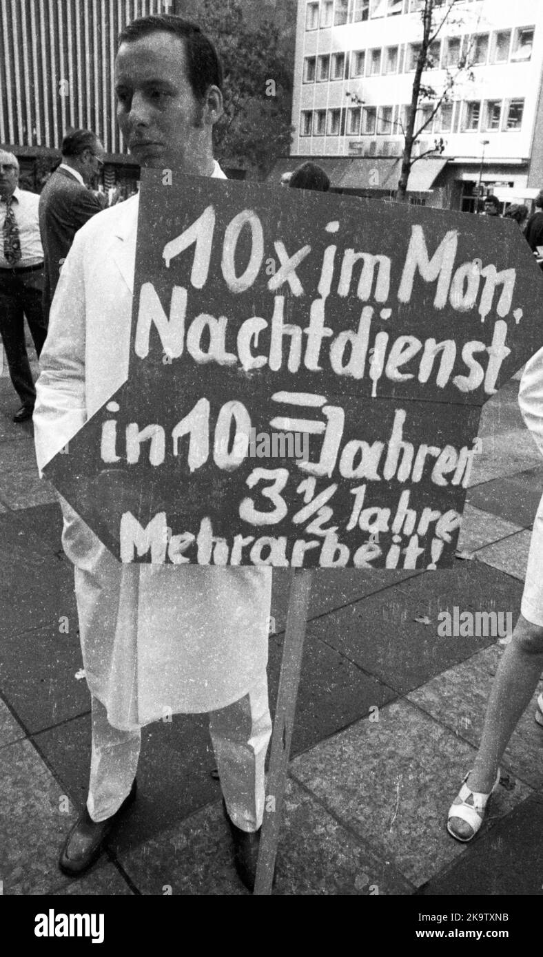 Les médecins hospitaliers ont manifesté à Dortmund pour des salaires plus élevés et contre la surcharge de temps dans le service le 23 septembre 1971 Banque D'Images
