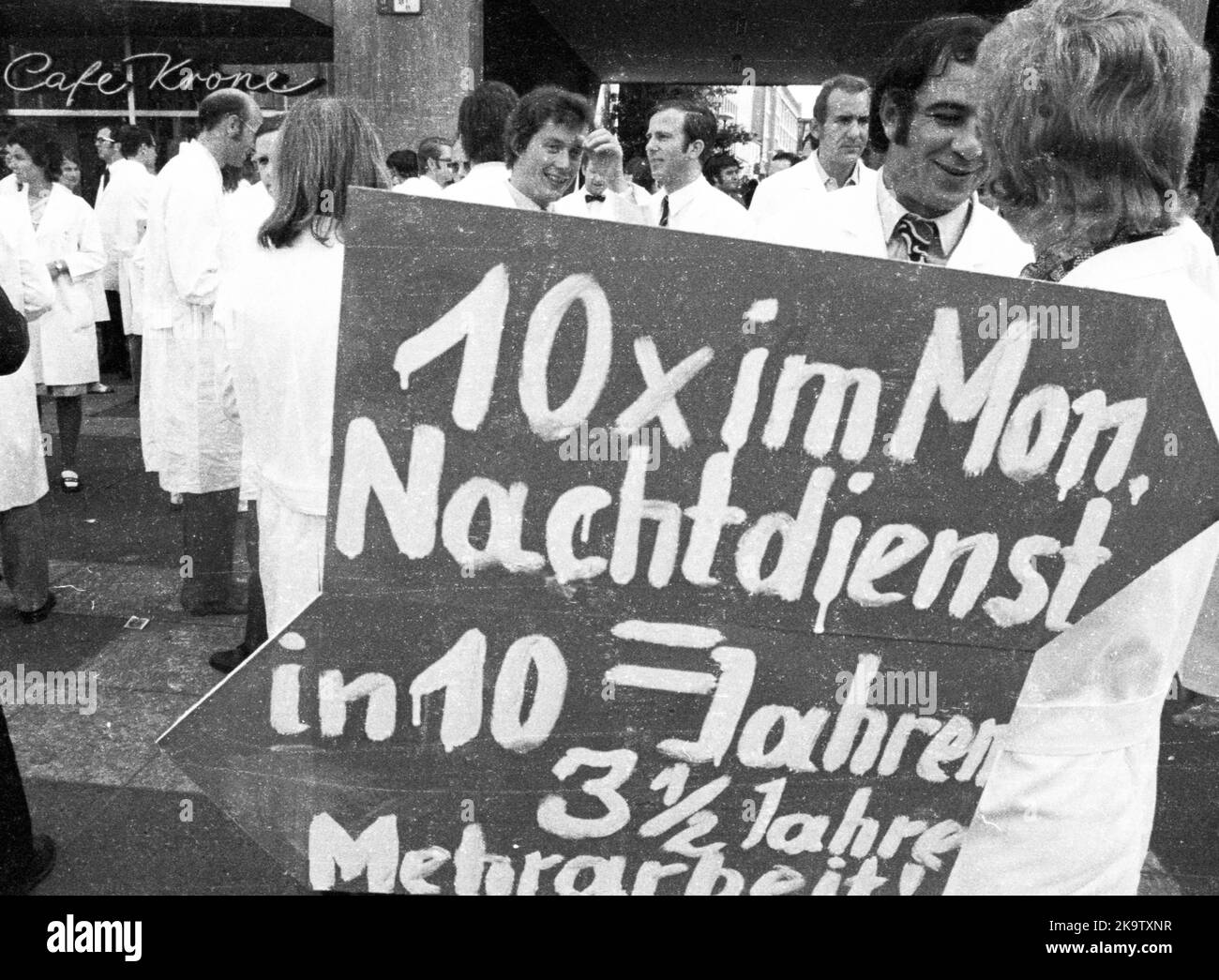 Les médecins hospitaliers ont manifesté à Dortmund pour des salaires plus élevés et contre la surcharge de temps dans le service le 23 septembre 1971 Banque D'Images