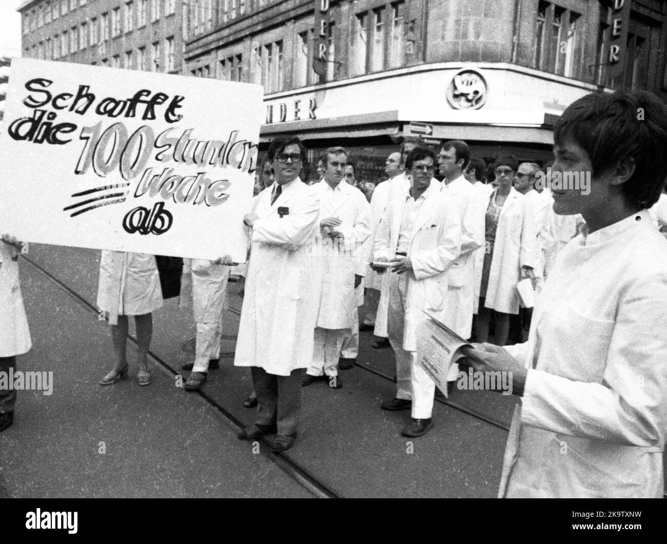 Les médecins hospitaliers ont manifesté à Dortmund pour des salaires plus élevés et contre la surcharge de temps dans le service le 23 septembre 1971 Banque D'Images