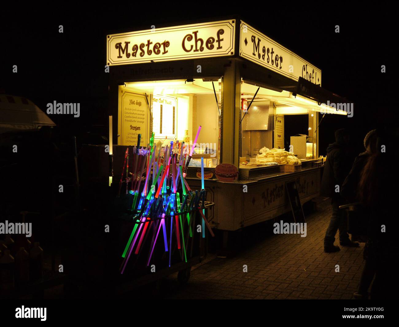 Sabres lumineux / épées plasma à vendre par une camionnette de restauration à Lewes Bonfire, 2014 Banque D'Images