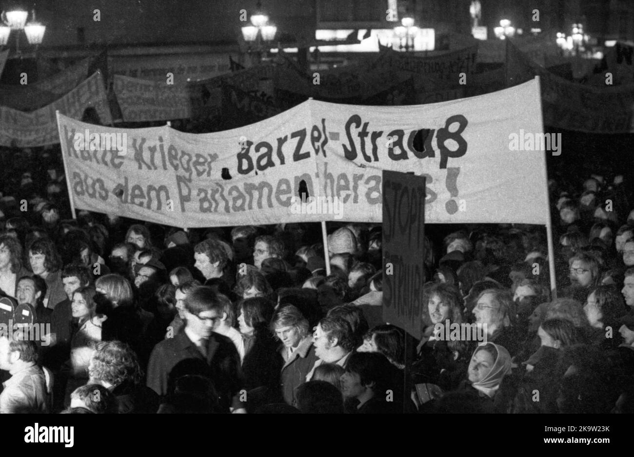 Les partisans et les amis de la coalition du gouvernement SPD/FDP ont manifesté à Bonn le 26 avril 1972 avec une marche aux flambeaux et se sont ralliés en faveur de la Banque D'Images