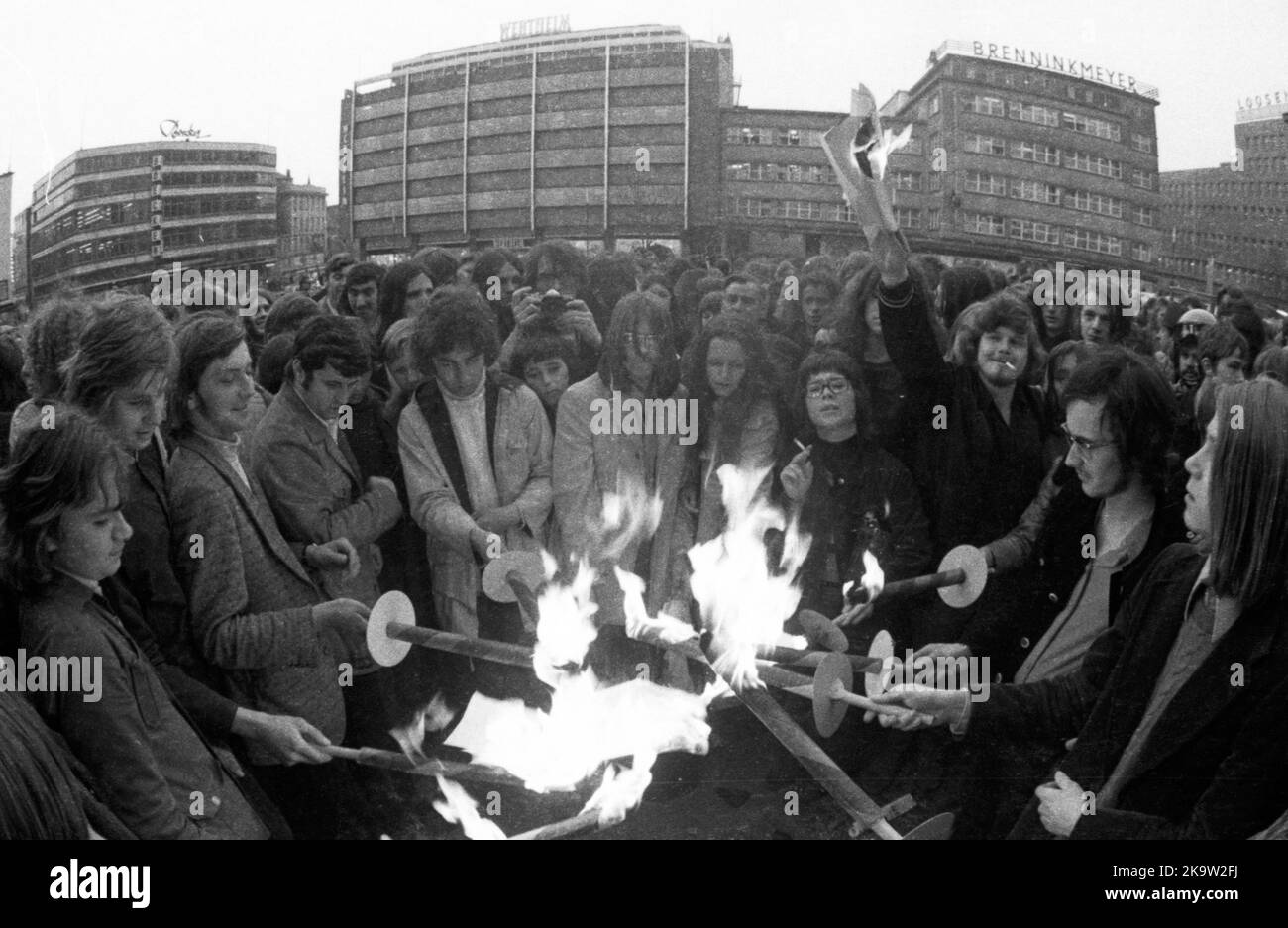 Leur ordonnance de justice pour avoir bloqué un rassemblement électoral néo-nazi en 1969 a été incendiée par ces jeunes en signe de protestation à Essen le 22 avril 1972, en Allemagne Banque D'Images