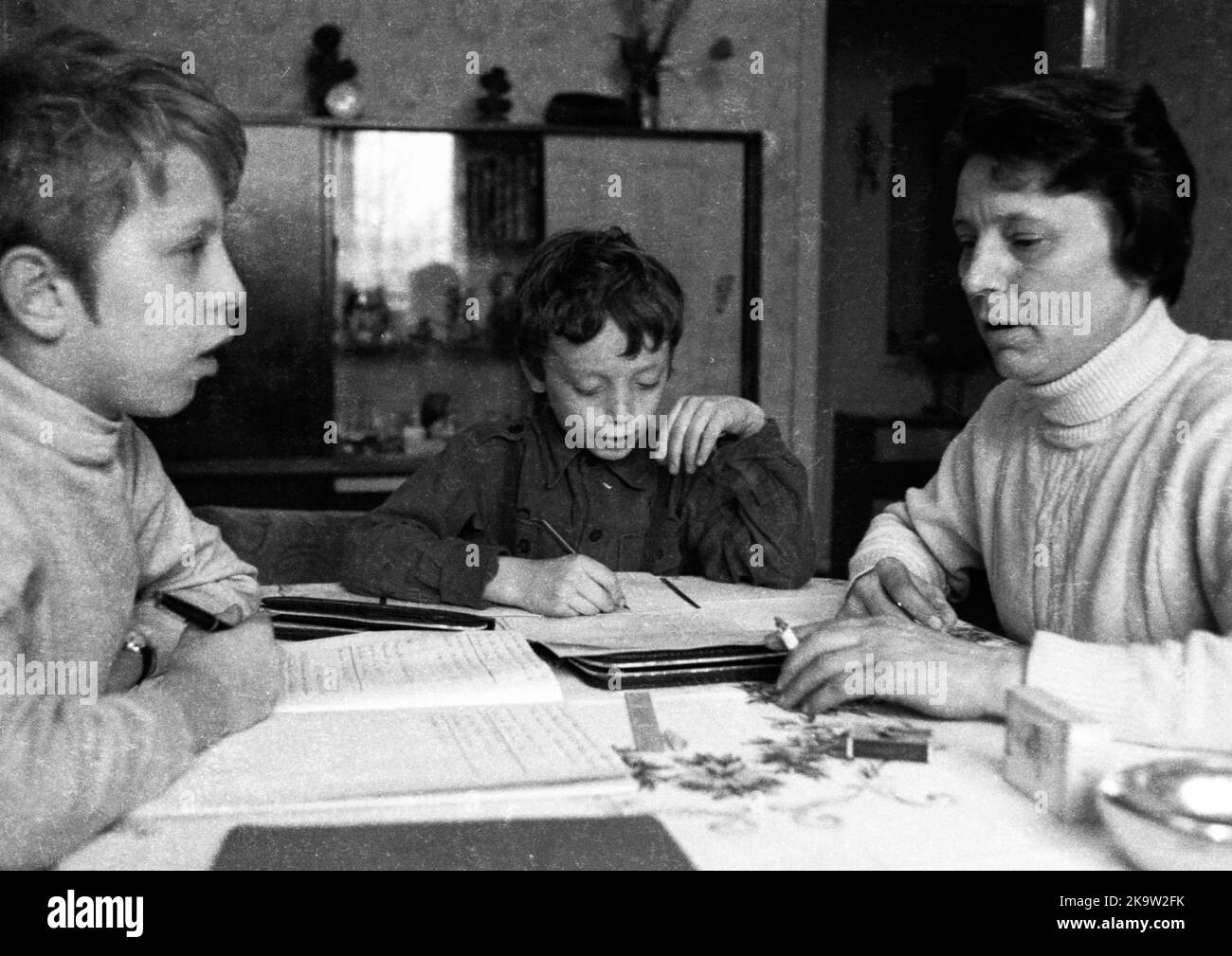 La vie quotidienne d'une famille d'un travailleur avec trois enfants sur 18. 4. 1972 à Gelsenkirchen. Devoirs des écoliers, Allemagne Banque D'Images
