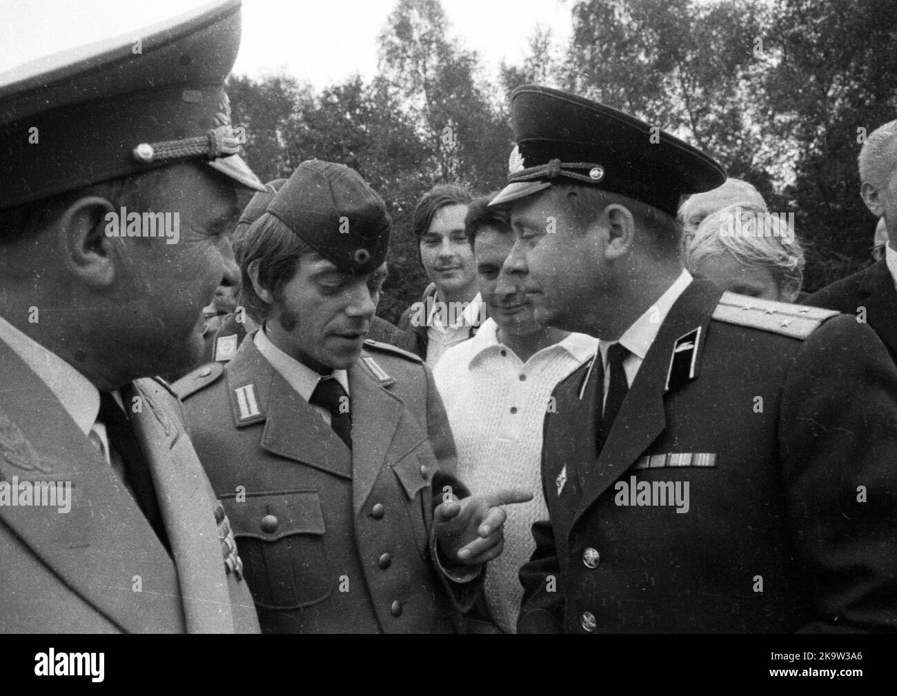 Les gauchistes et le mouvement de paix ont fleuri Stukenbrock sur les tombes des victimes de la guerre soviétique du régime nazi comme signe de réconciliation ici Banque D'Images