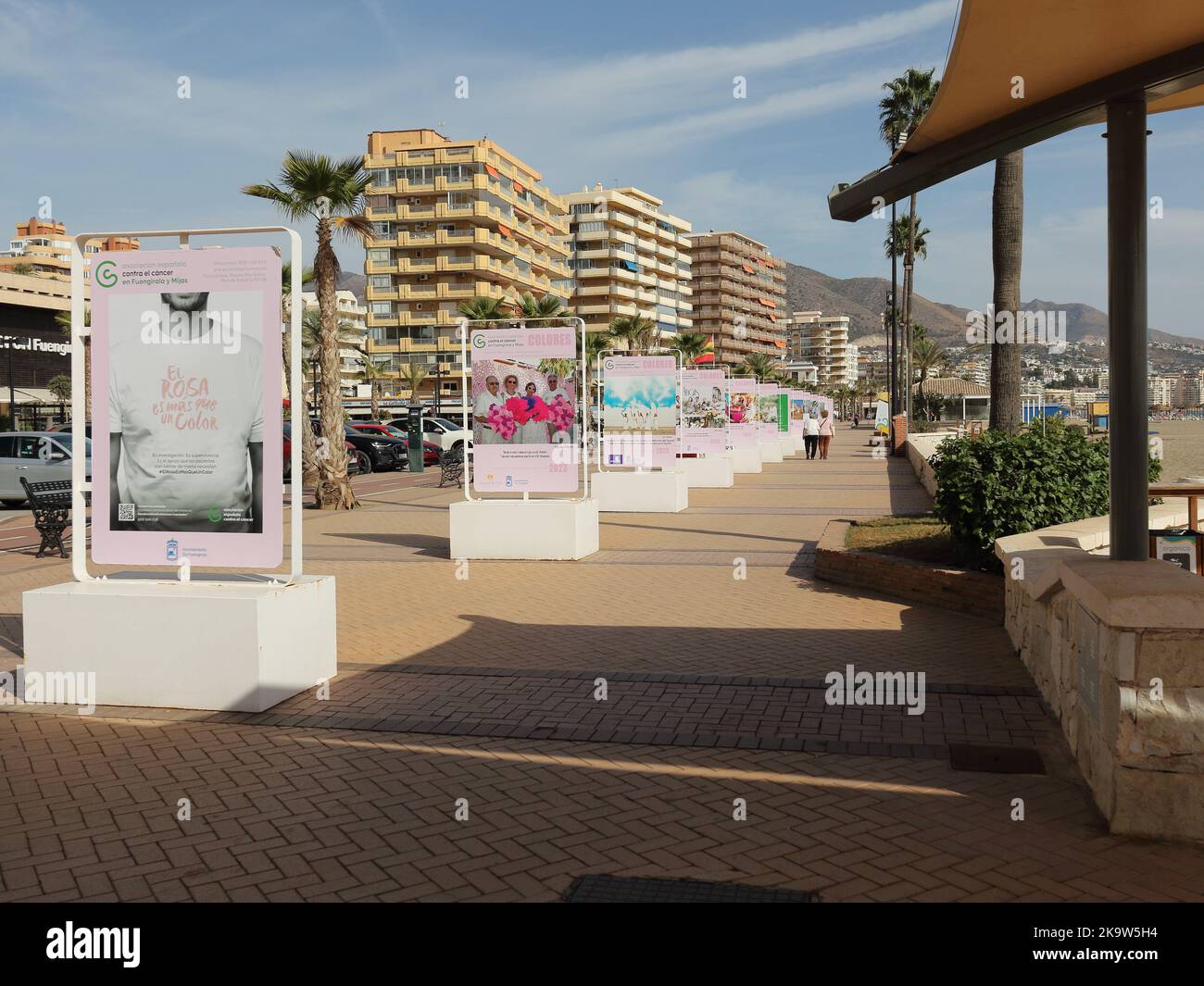 Exposition de photos 'Coloress' 'calendrier de solidarité' de l'Association espagnole contre le cancer à Fuengirola, province de Malaga, Espagne. Banque D'Images