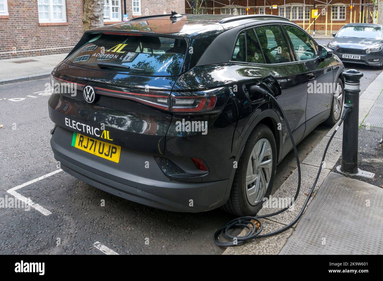 Addison Lee VW ID.4 charge de voiture électrique dans le centre de Londres. Banque D'Images