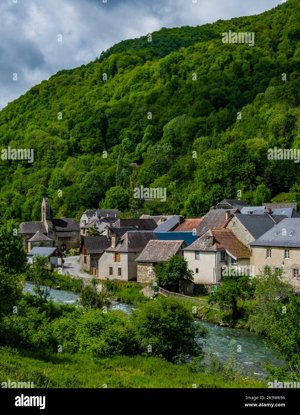 Vue sur la rivière Lez et le village de Bordes Uchentein dans les Pyrénées françaises (Ariège) Banque D'Images