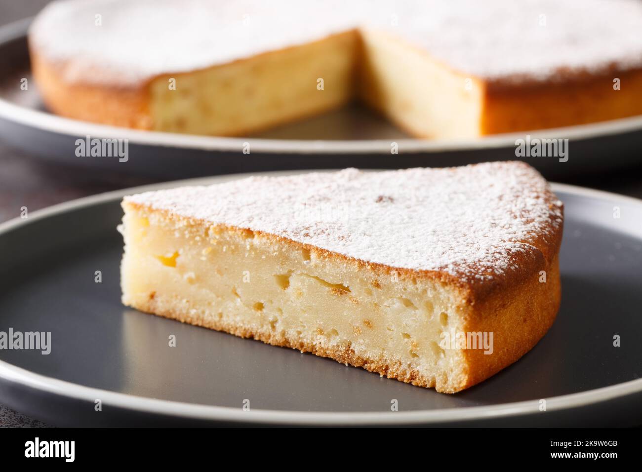 Gâteau au yaourt maison à base d'ingrédients simples, sur une assiette sur la table. Horizontale Banque D'Images