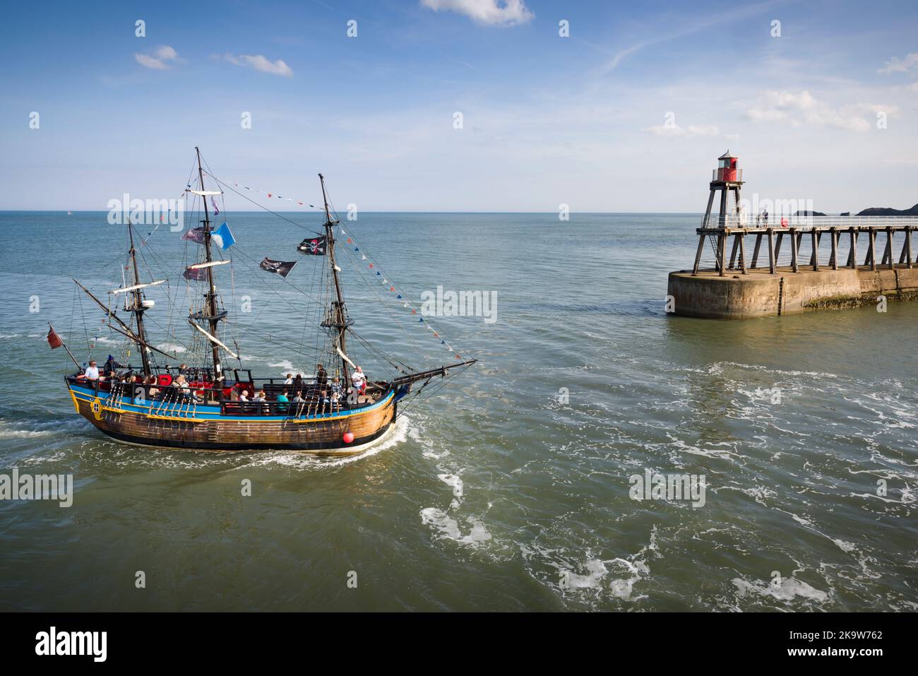 WHITBY, Royaume-Uni - 21 septembre 2022. HM Bark Endeavour, une réplique du navire du capitaine Cook, naviguant dans le port de Whitby Banque D'Images