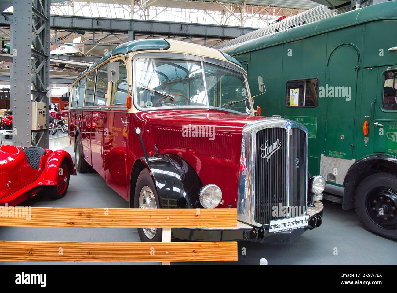 SPEYER, ALLEMAGNE - OCTOBRE 2022 : bus rétro Mercedes-Benz O 3500 rouge dans le Technikmuseum Speyer. Banque D'Images