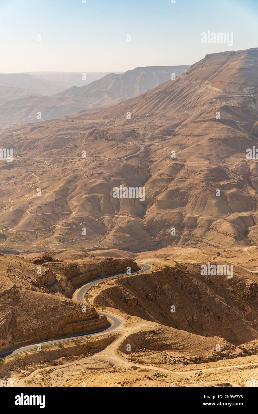 Route descendant dans le canyon de Wadi Mujib en Jordanie Banque D'Images