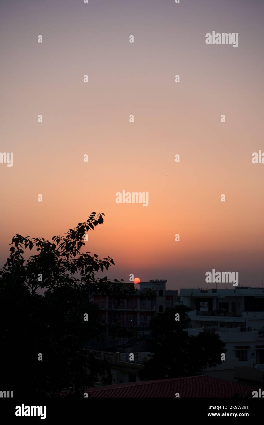 février 12th 2022 Dehradun City Inde. Coucher de soleil depuis un toit avec vue sur la ville et soleil en arrière-plan. Banque D'Images