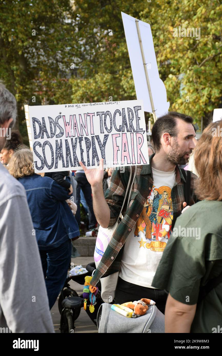 Londres, Royaume-Uni 29 octobre 2022. Marche des momies organisée par enceinte puis vissée. Les protestations contre une structure de garde d'enfants que beaucoup disent est de mettre les parents, les enfants et la société en place pour l'échec. (c) Liz Somerville/Alamy Live News Banque D'Images