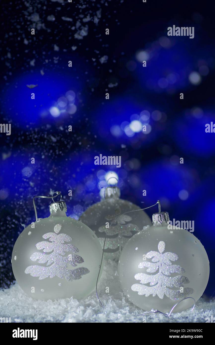 Boule de noël luxueuse sur fond abstrait. Concept du temps de Noël Banque D'Images