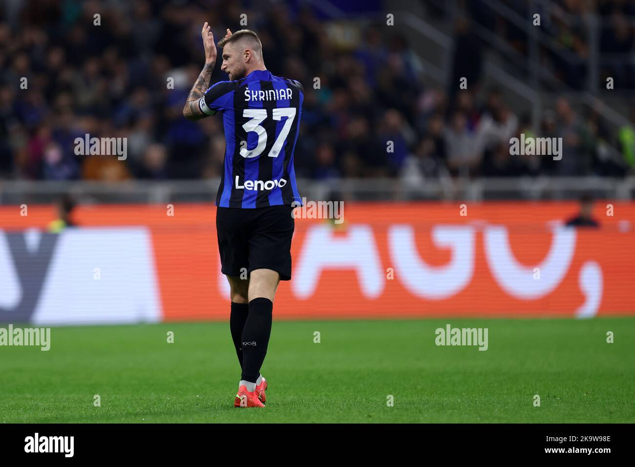 Milan Skriniar du FC Internazionale gestes pendant la série Un match de football entre le FC Internazionale et UC Sampdoria au Stadio Giuseppe Meazza sur 29 octobre 2022 à Milan Italie . Credit: Marco Canoniero / Alamy Live News Banque D'Images