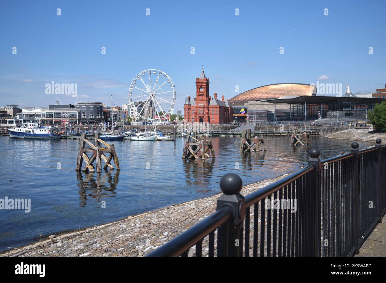 Vue sur la baie de Cardiff jusqu'à Mermaid Quay et l'historique Pierhead Building South Wales UK Banque D'Images