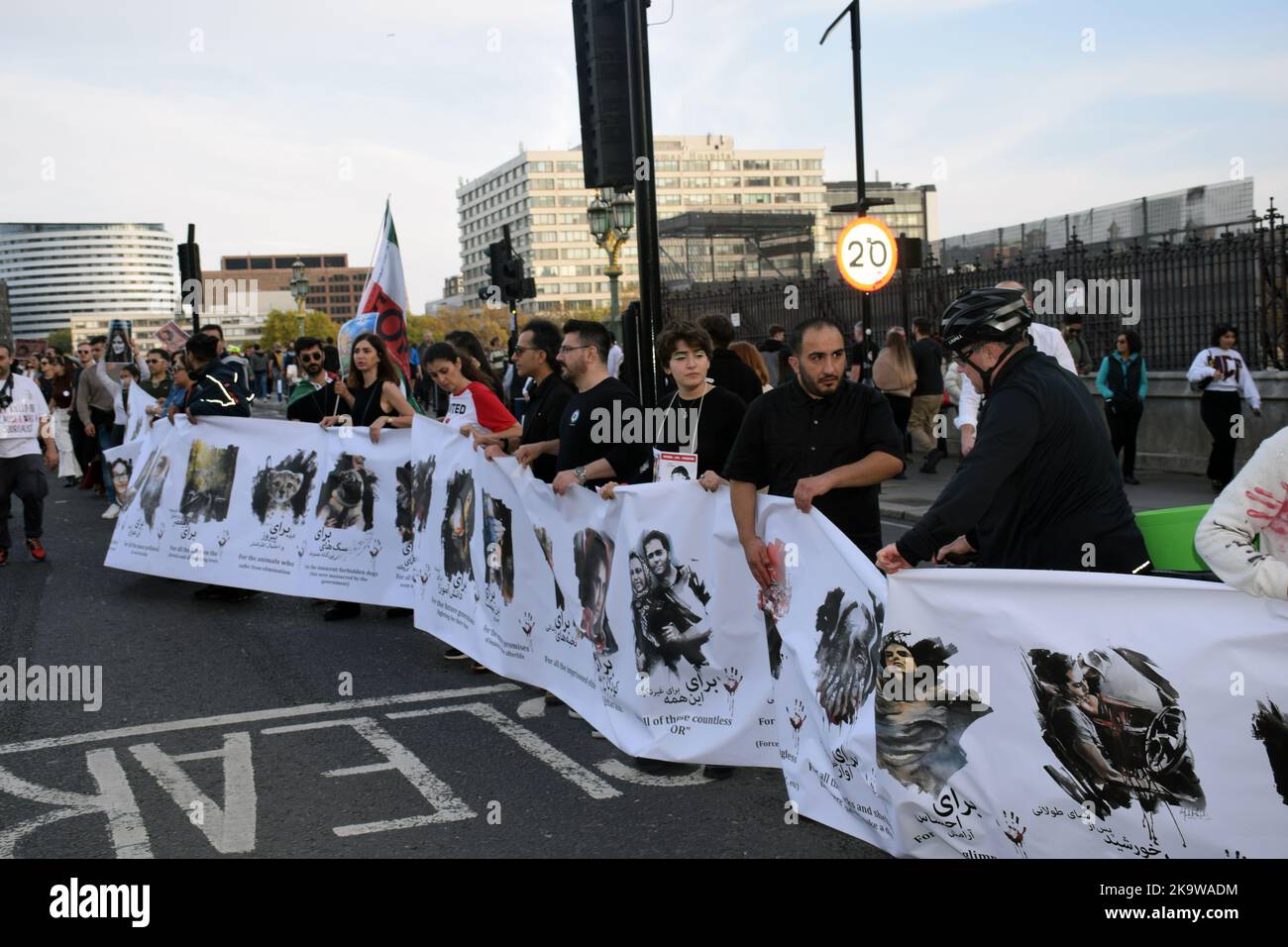 Londres, Royaume-Uni 29 octobre 2022. Proteste en face des chambres du Parlement pour manifester leur solidarité avec la « révolution des femmes » en Iran, déclenchée par la mort de Mahsa Amini. (c) Liz Somerville/Alamy Live News Banque D'Images