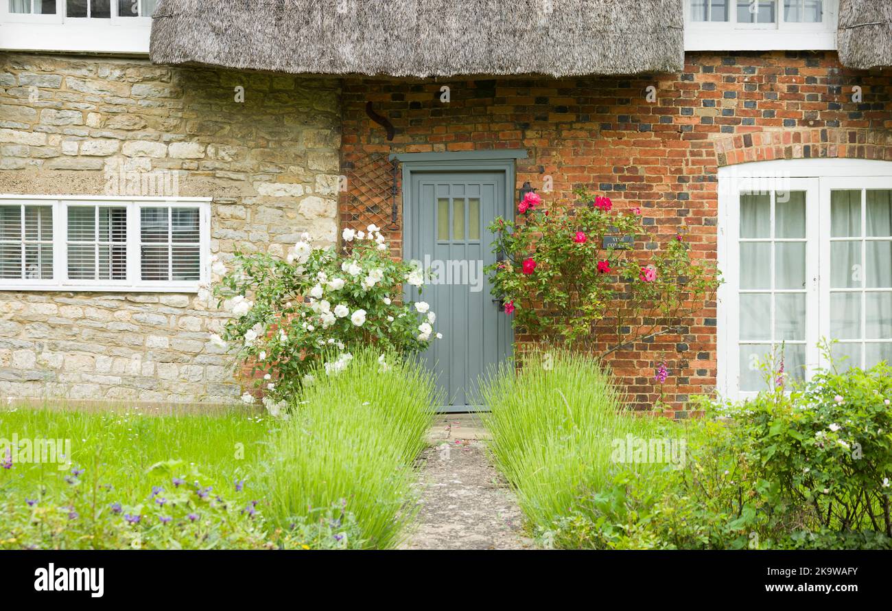 BUCKINGHAMSHIRE, Royaume-Uni - 03 juin 2022. Cottage anglais, maison ou maison avec toit de chaume Banque D'Images