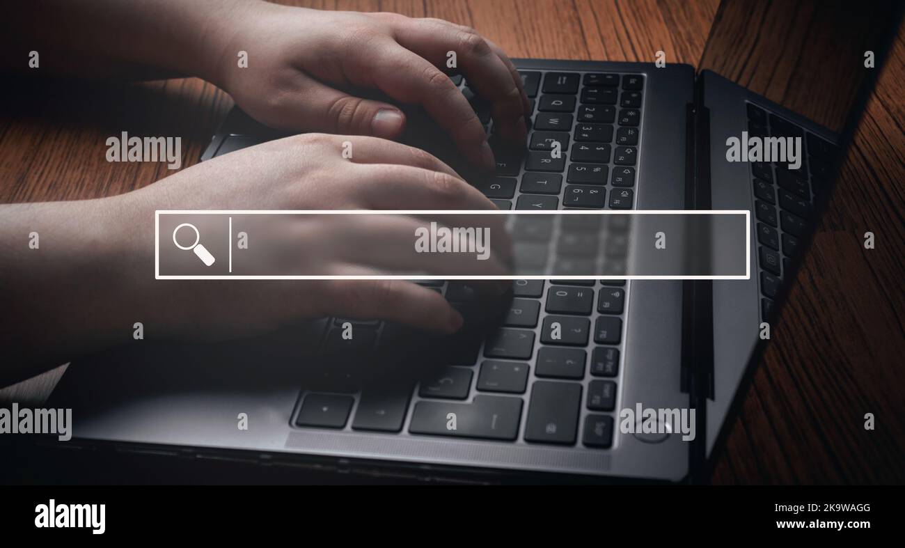 Jeune femme utilisant un ordinateur portable avec barre de recherche holographique. Optimisation du moteur de recherche SEO. Icône du navigateur. Banque D'Images