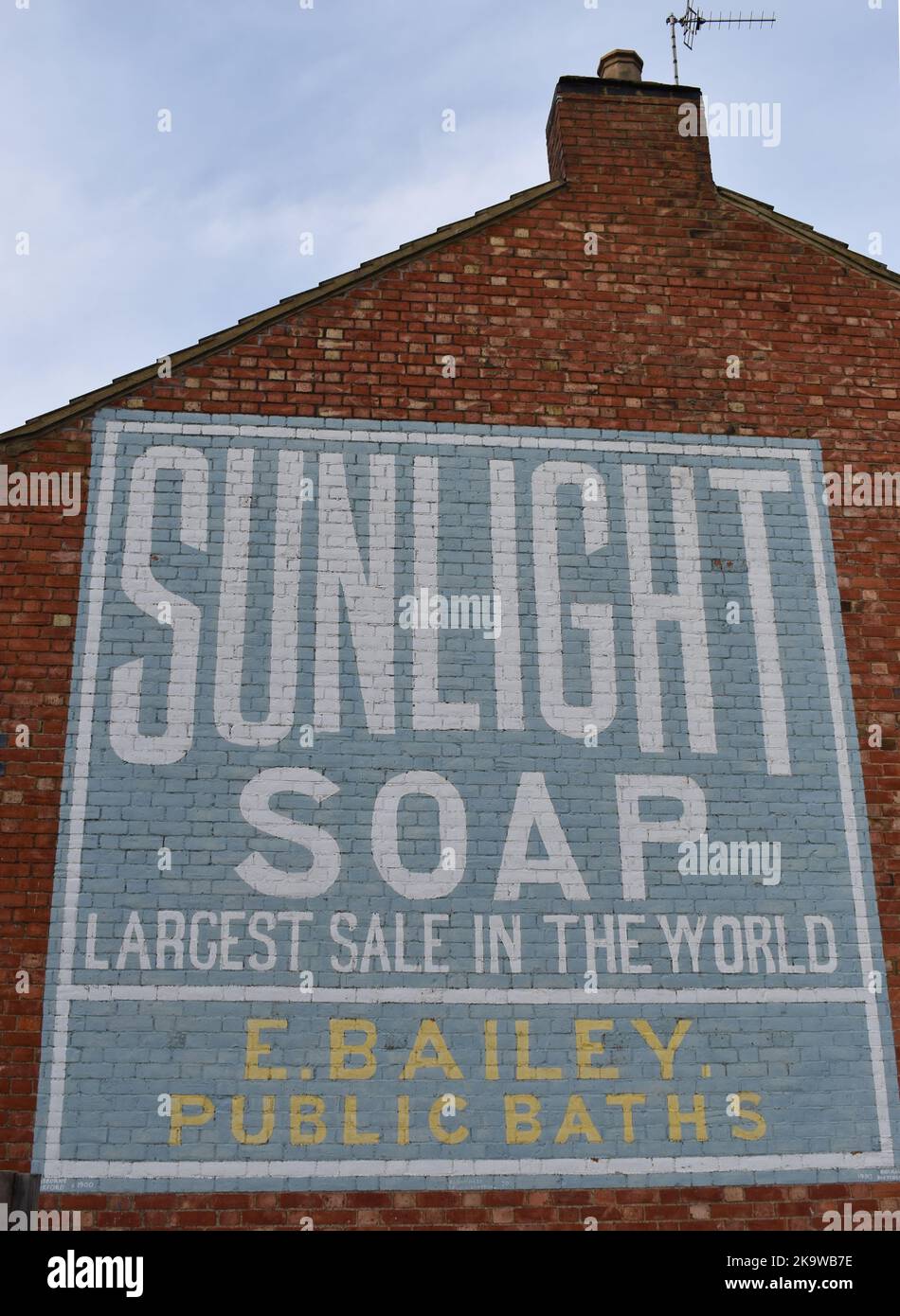 Publicité au savon de soleil sur le côté d'une maison dans la rue Albert, Bletchley. Un 'signe fantôme' datant de la fin 1800s/début 1900s. Banque D'Images