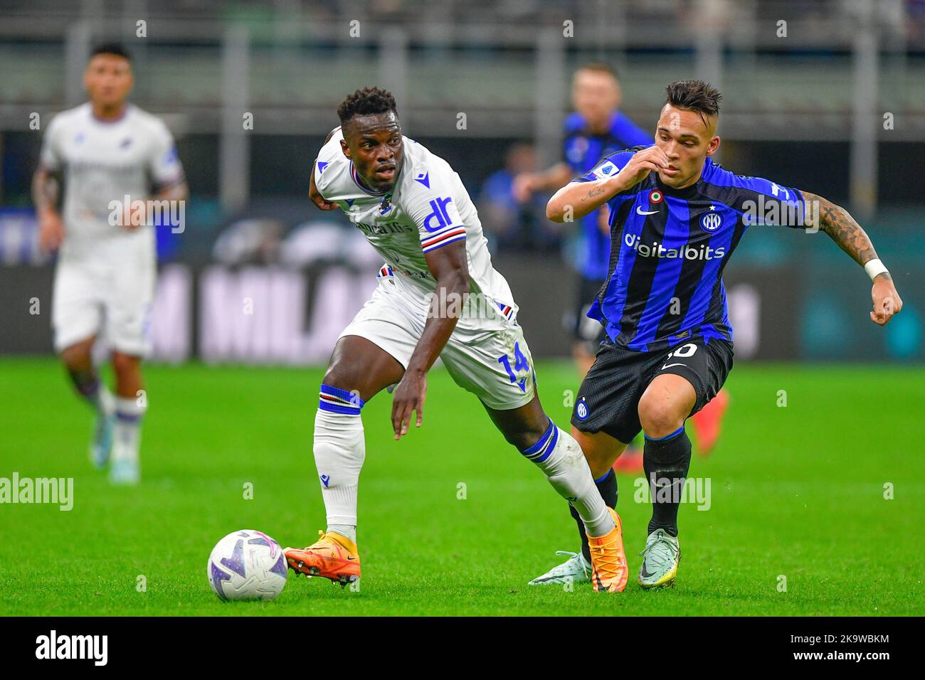 Milan, Italie. 29th octobre 2022. Ronaldo Vieira (14) de Sampdoria et Lautaro Martinez (10) d'Inter vu dans la série Un match entre Inter et Sampdoria à Giuseppe Meazza à Milan. (Crédit photo : Gonzales photo/Alamy Live News Banque D'Images