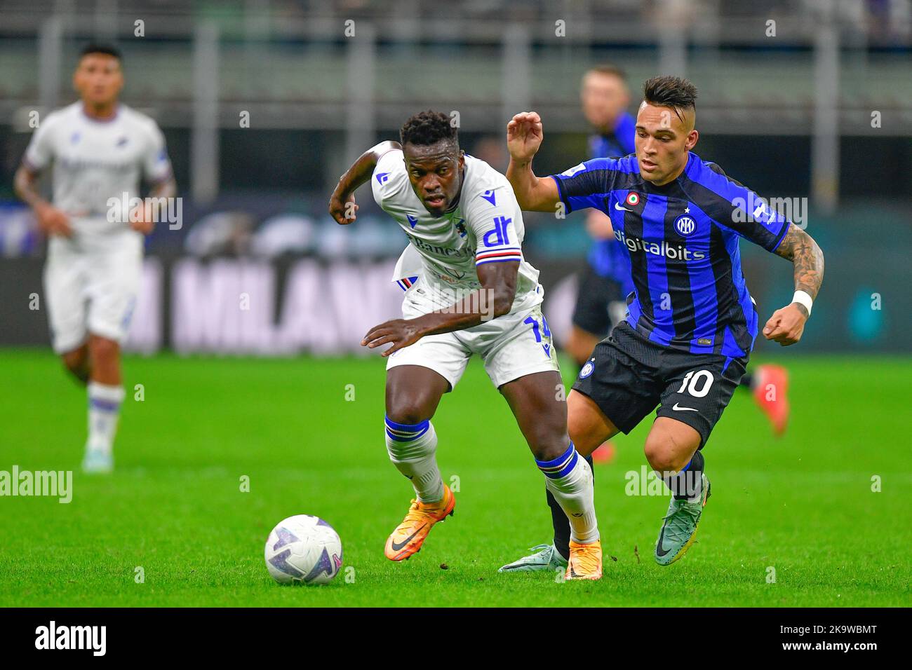 Milan, Italie. 29th octobre 2022. Ronaldo Vieira (14) de Sampdoria et Lautaro Martinez (10) d'Inter vu dans la série Un match entre Inter et Sampdoria à Giuseppe Meazza à Milan. (Crédit photo : Gonzales photo/Alamy Live News Banque D'Images