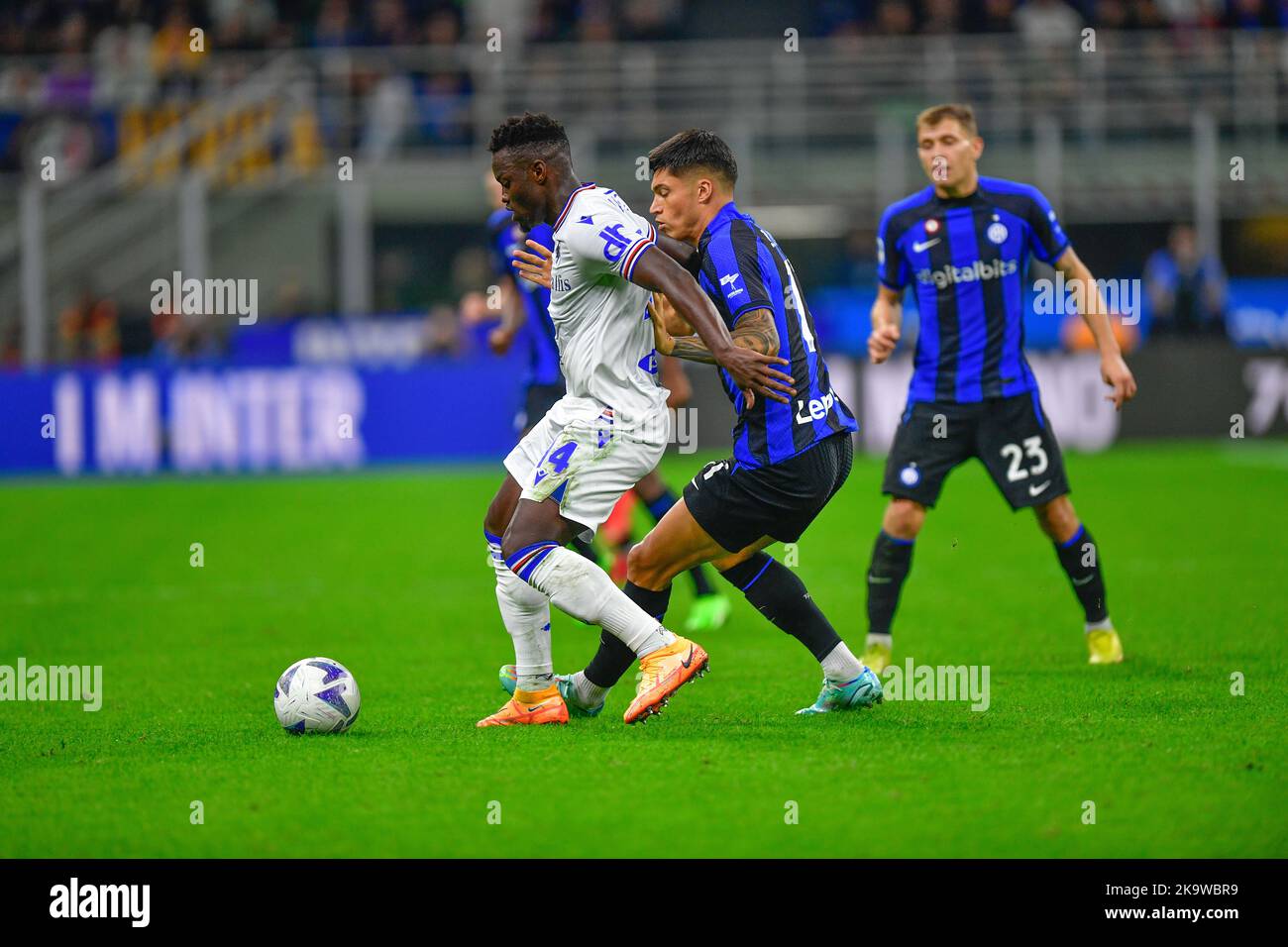 Milan, Italie. 29th octobre 2022. Ronaldo Vieira (14) de Sampdoria et Joaquin Correa (11) d'Inter vu dans la série Un match entre Inter et Sampdoria à Giuseppe Meazza à Milan. (Crédit photo : Gonzales photo/Alamy Live News Banque D'Images