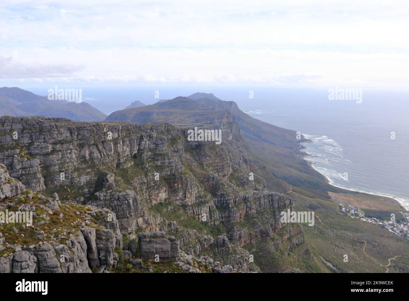 Une vue générale des sauts arrière de Table Mountain vus dans la lumière du soir. Le Cap en Afrique du Sud. Banque D'Images