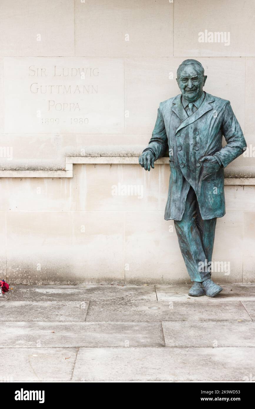AYLESBURY, Royaume-Uni - 04 juillet 2021. Statue en bronze du professeur Sir Ludwig Guttmann CBE, fondateur des Jeux Stoke Mandeville qui ont évolué vers le paralyme Banque D'Images