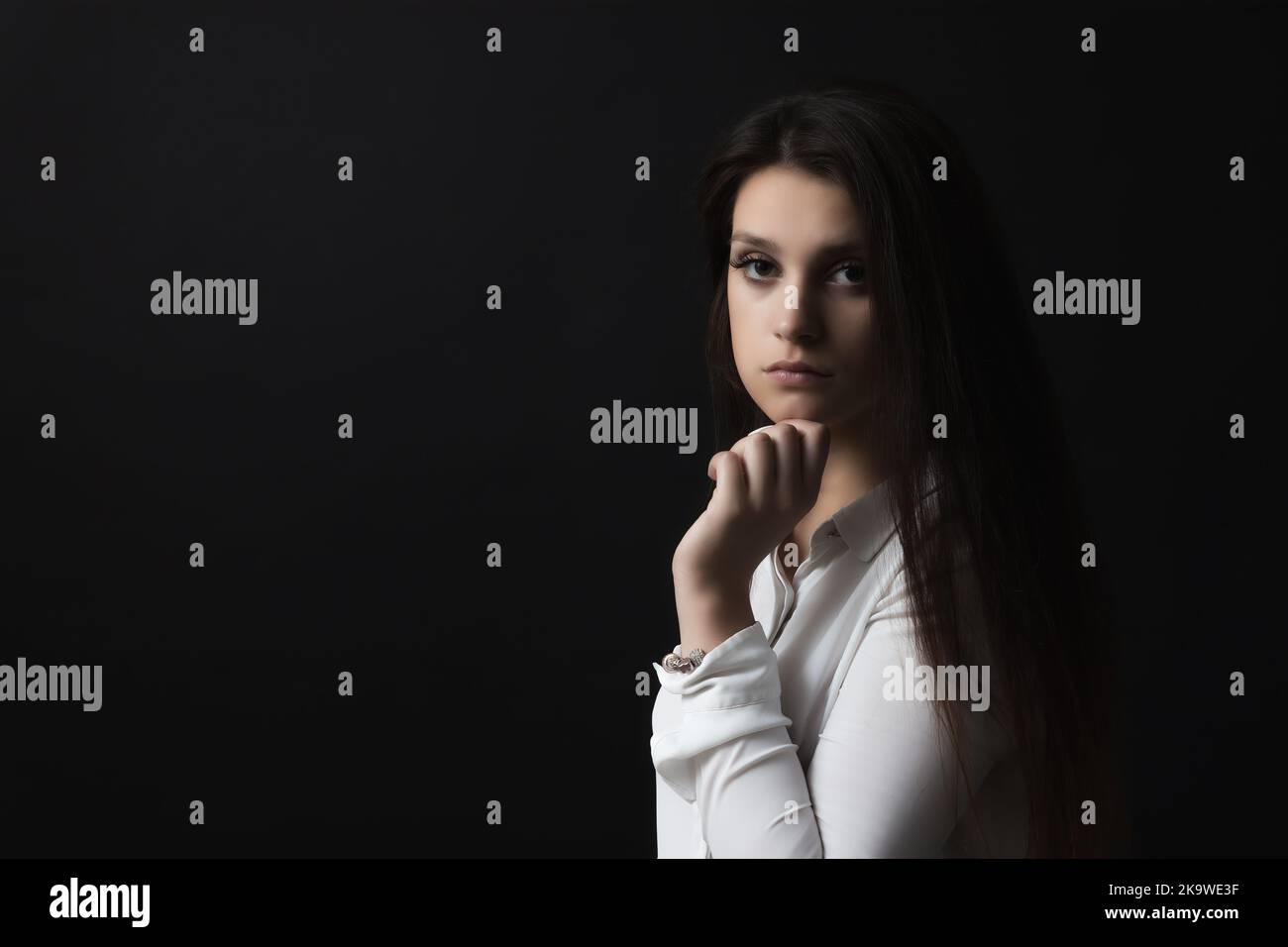 Portrait de la petite fille sérieuse. Horizontalement. Banque D'Images