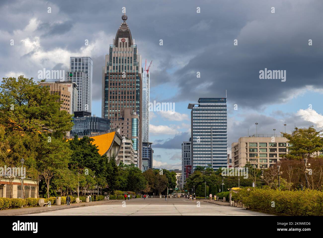 L'avant du Sun Yat-Sen Memorial Hall et les grands bâtiments du quartier des affaires de Xinyi à Taipei, Taïwan. Banque D'Images