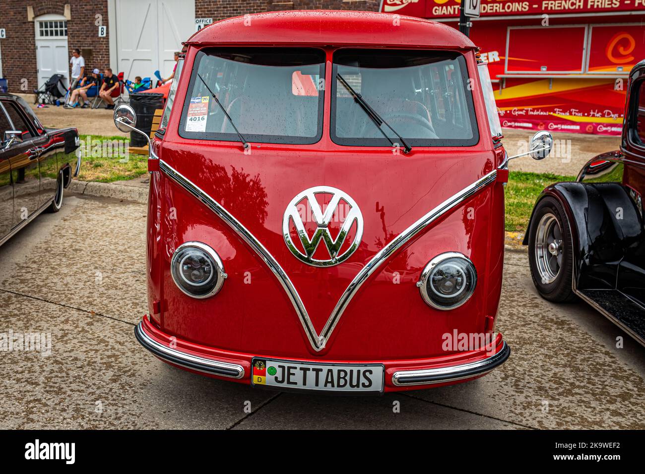 Des Moines, IA - 01 juillet 2022 : vue de face d'une fourgonnette Volkswagen Kombi T1 1965 lors d'un salon automobile local. Banque D'Images