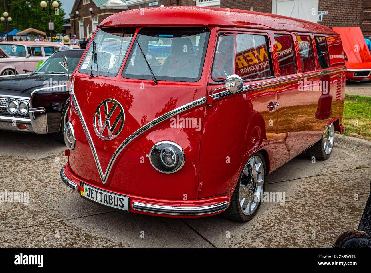 Des Moines, IA - 01 juillet 2022 : vue à l'angle avant d'une fourgonnette Volkswagen Kombi T1 1965 lors d'un salon automobile local. Banque D'Images
