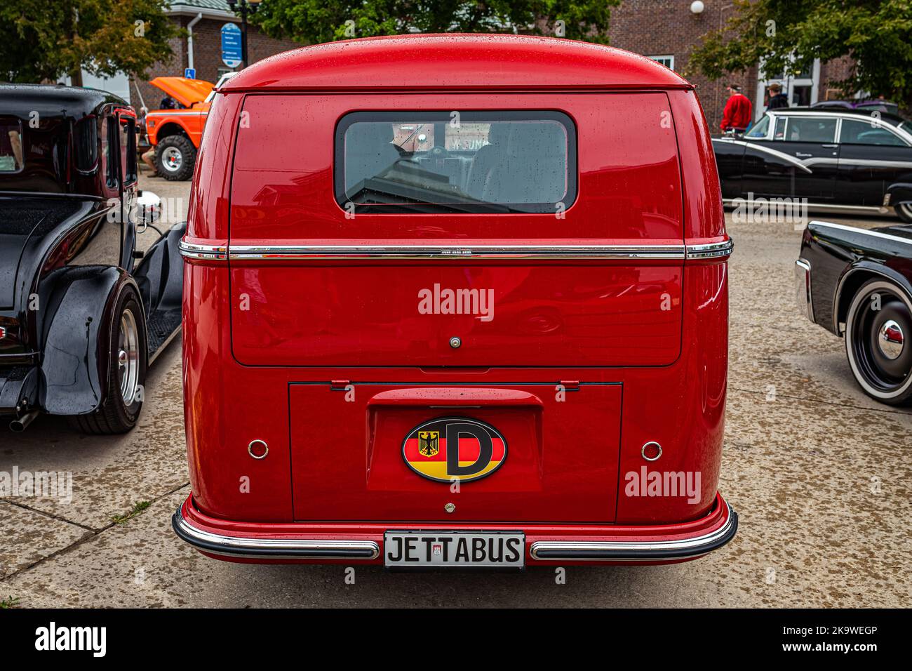 Des Moines, IA - 01 juillet 2022 : vue arrière en perspective d'une fourgonnette Volkswagen Kombi T1 1965 lors d'un salon de voiture local. Banque D'Images