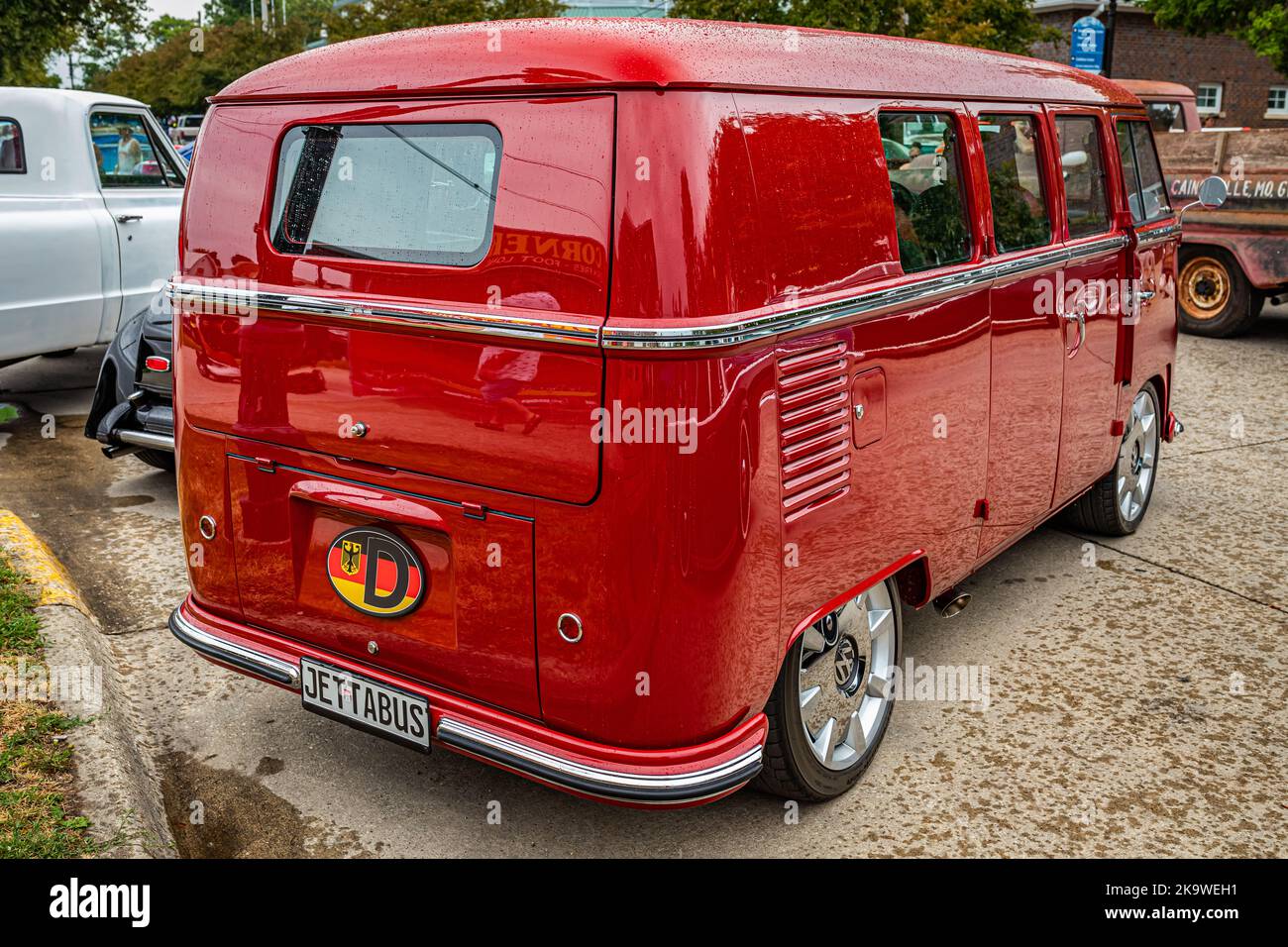 Des Moines, IA - 01 juillet 2022 : vue en angle arrière d'une fourgonnette Volkswagen Kombi T1 1965 lors d'un salon automobile local. Banque D'Images